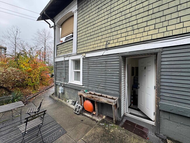 306 Esmond Av in Burnaby, BC - Building Photo - Building Photo