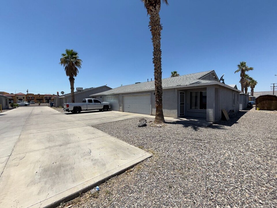 807 Gemstone Ave in Bullhead City, AZ - Building Photo