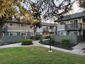WESTWOOD VILLAGE in Manteca, CA - Foto de edificio - Building Photo
