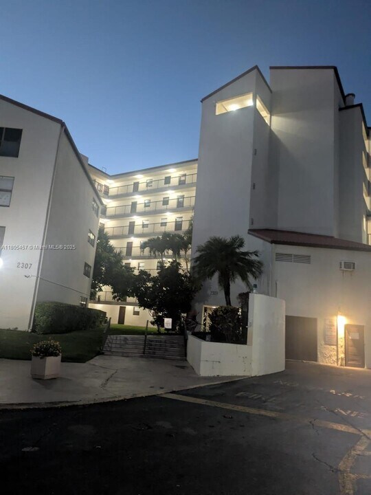 2309 S Cypress Bend Dr in Pompano Beach, FL - Building Photo