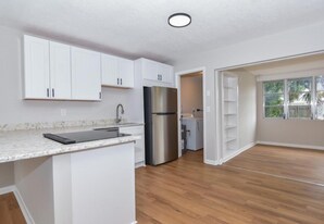 423 SE Parkway Dr in Stuart, FL - Building Photo