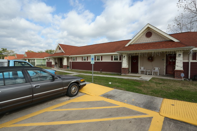 Oak Tree Village in Dickinson, TX - Foto de edificio - Building Photo