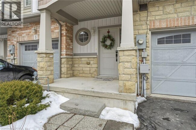 7 Lakelawn Rd in Grimsby, ON - Building Photo - Building Photo