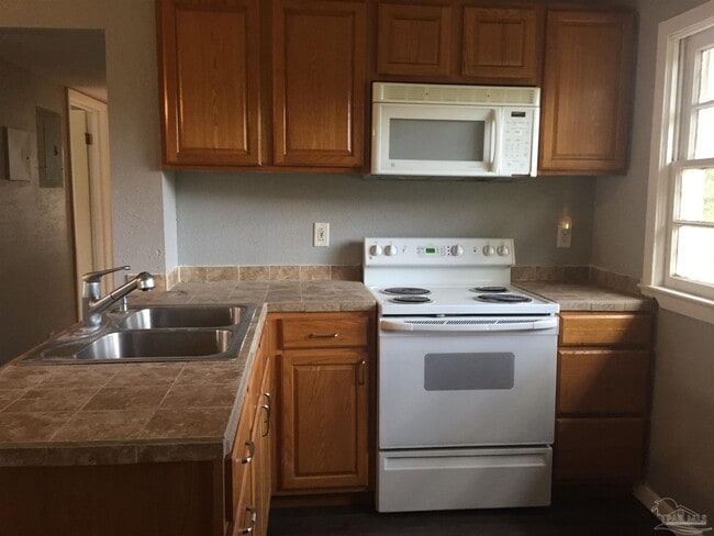 8 Baggett Ct in Pensacola, FL - Building Photo - Building Photo