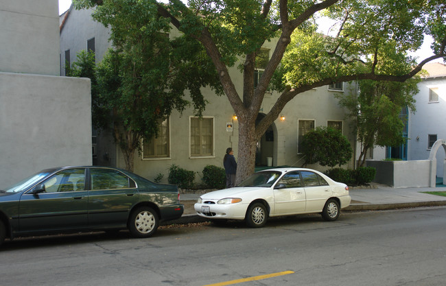 354 E Cypress Ave in Burbank, CA - Building Photo - Building Photo