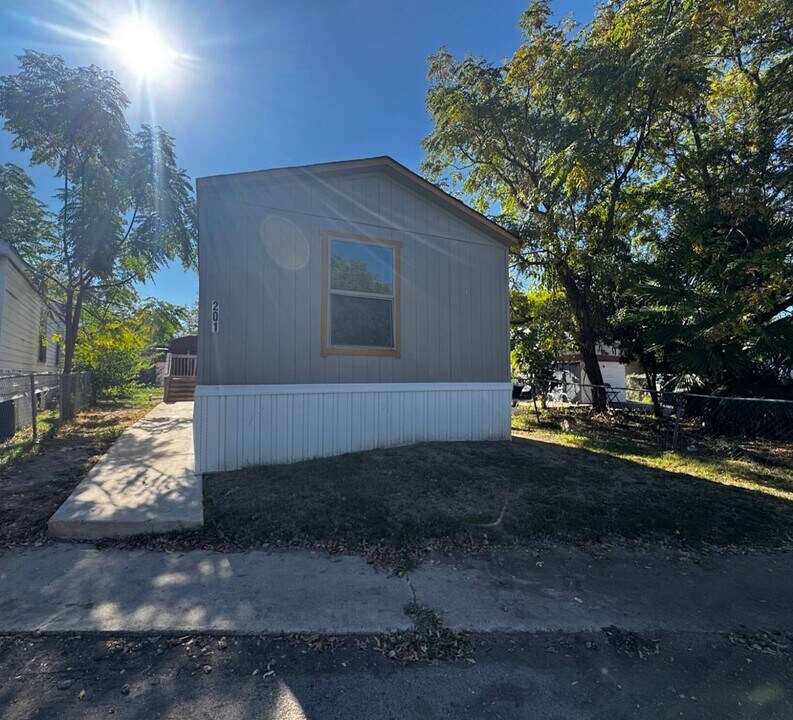 7650 US-90 in San Antonio, TX - Building Photo