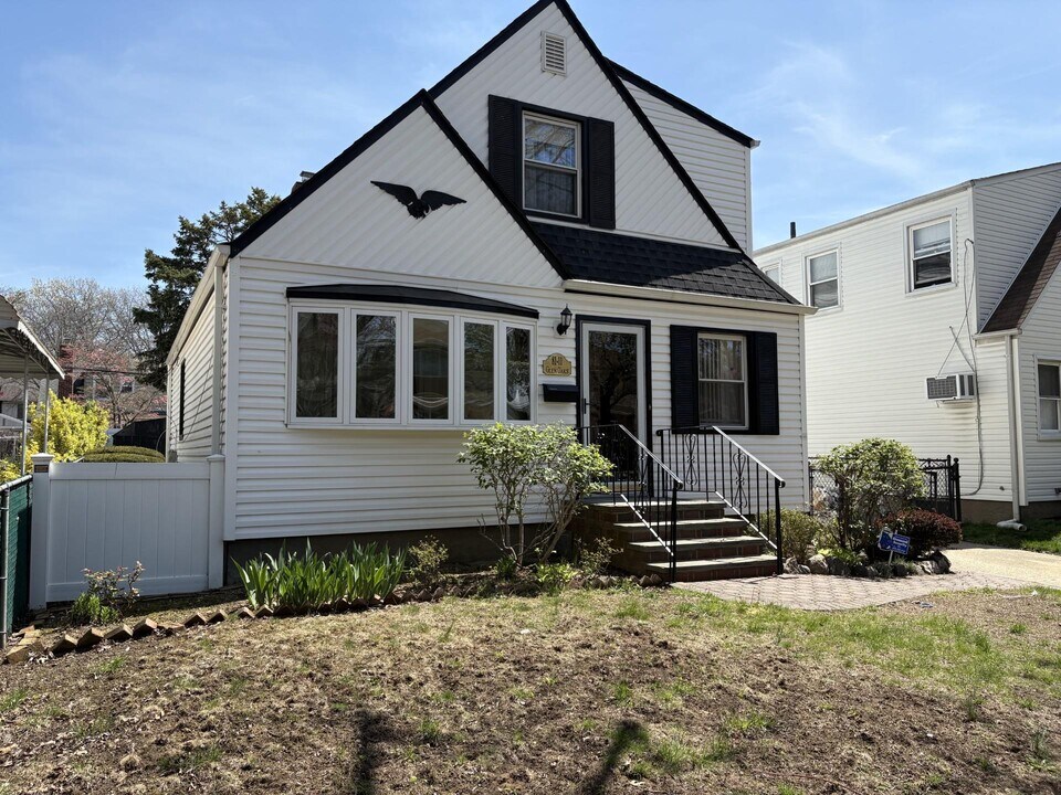 81-11 261st St in Queens, NY - Building Photo