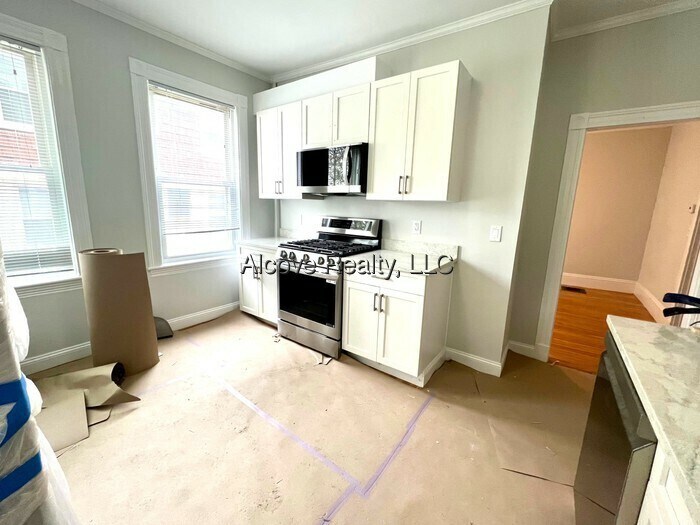 13 Farragut Ave in Somerville, MA - Building Photo