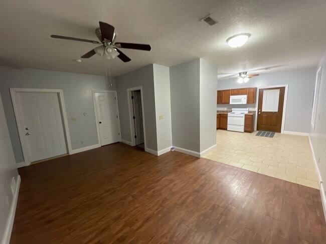 property at 1518 1/2 N Harrison St