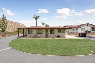 10374 Lake Summit Dr in Moreno Valley, CA - Building Photo