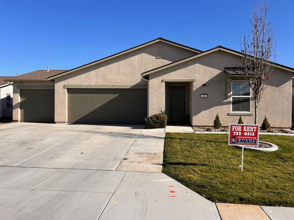 628 Shadow Crk Ct in Tulare, CA - Building Photo