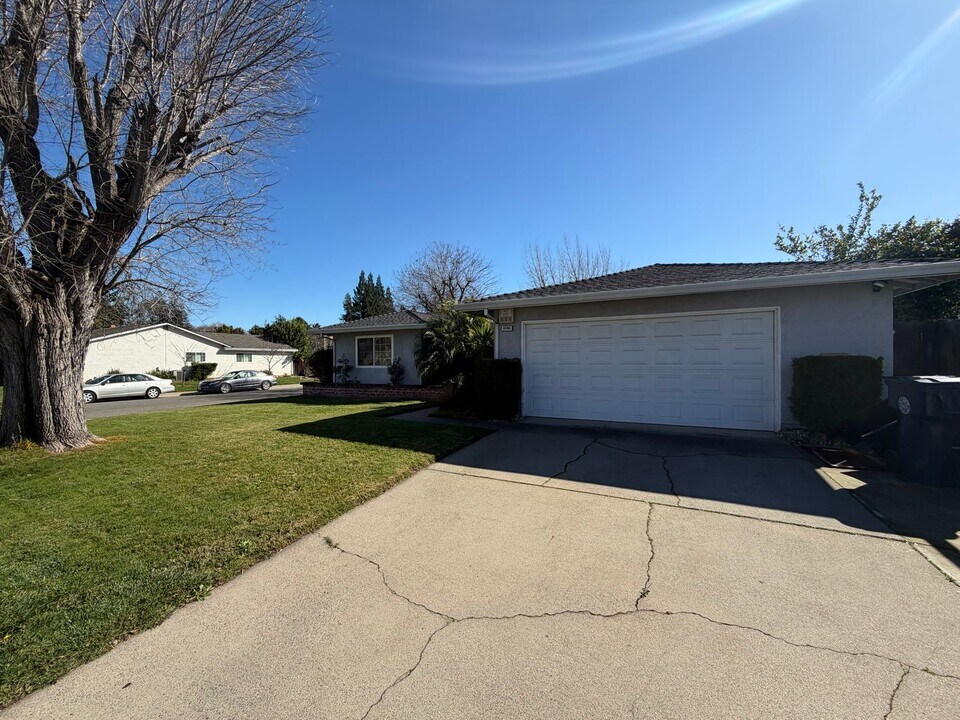 8384 Mediterranean Way in Sacramento, CA - Building Photo