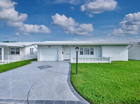 2081 SW 13th Terrace in Boynton Beach, FL - Building Photo