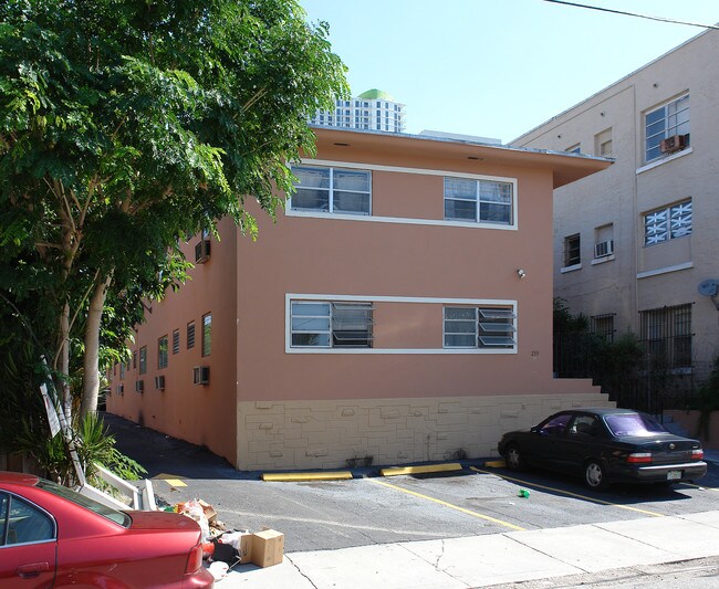 239 SW 9th St in Miami, FL - Building Photo - Building Photo