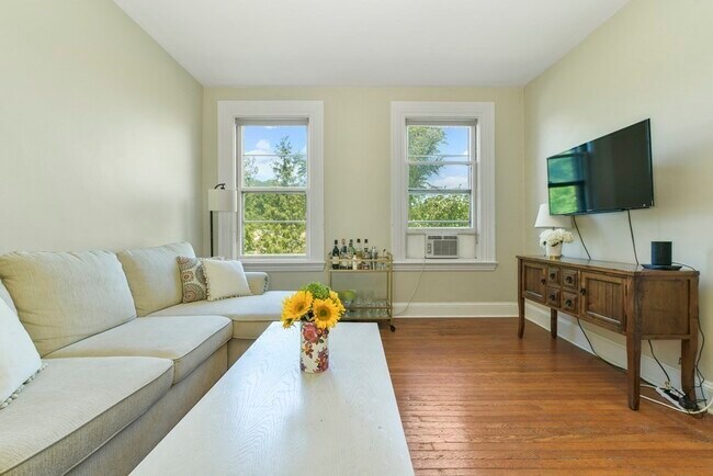 1060 Beacon St in Brookline, MA - Building Photo - Building Photo