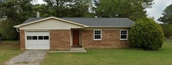 1605 Blue Springs Rd in Fayetteville, NC - Building Photo