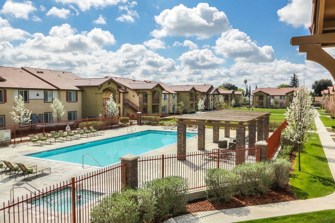 Village at Henderson in Porterville, CA - Foto de edificio