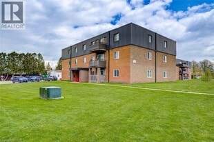390 Admiral Dr in London, ON - Building Photo