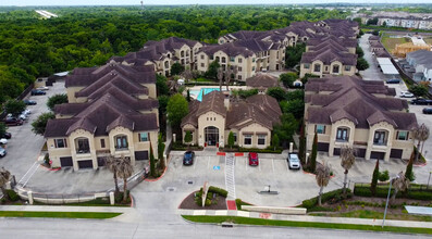 Valencia Place Apartments in Houston, TX - Building Photo - Building Photo