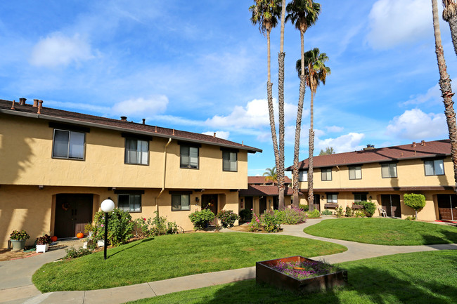 Franciscan Apartments in Foster City, CA - Foto de edificio - Building Photo