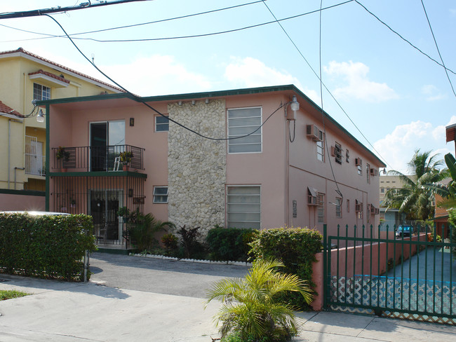 1250 SW 5th St in Miami, FL - Foto de edificio - Building Photo