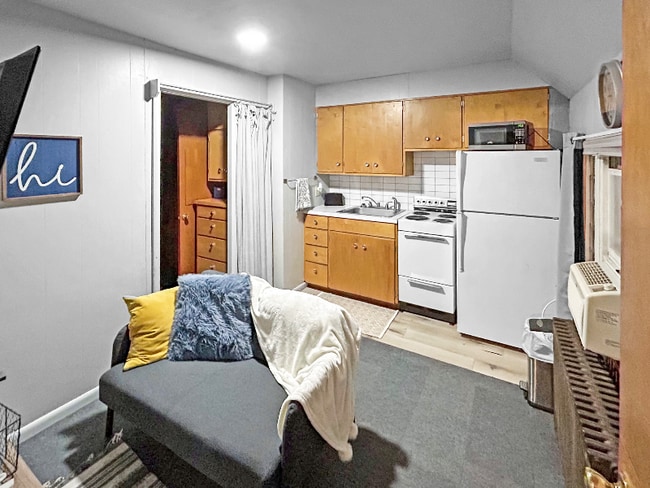 208 2nd St S