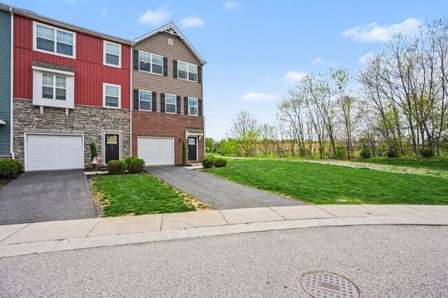 700 Admiral's Quay Dr in Mechanicsburg, PA - Building Photo - Building Photo