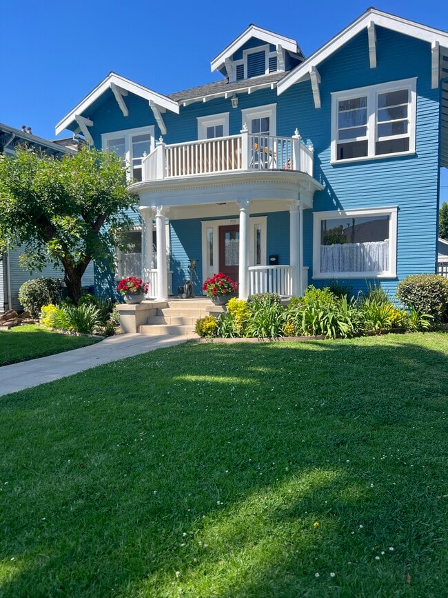 713 S Bronson Ave in Los Angeles, CA - Building Photo - Building Photo