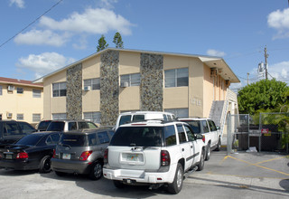 1215 W 66th St in Hialeah, FL - Foto de edificio - Building Photo