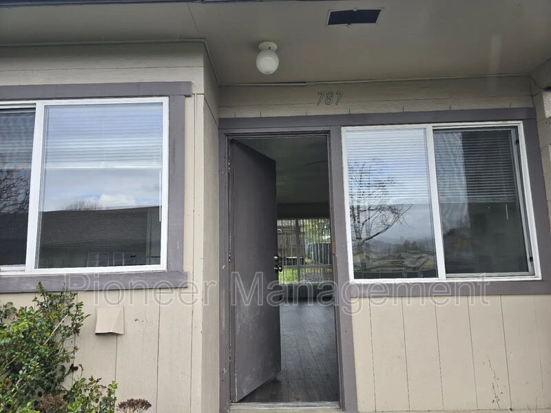 787 NE Alameda Ave in Roseburg, OR - Building Photo