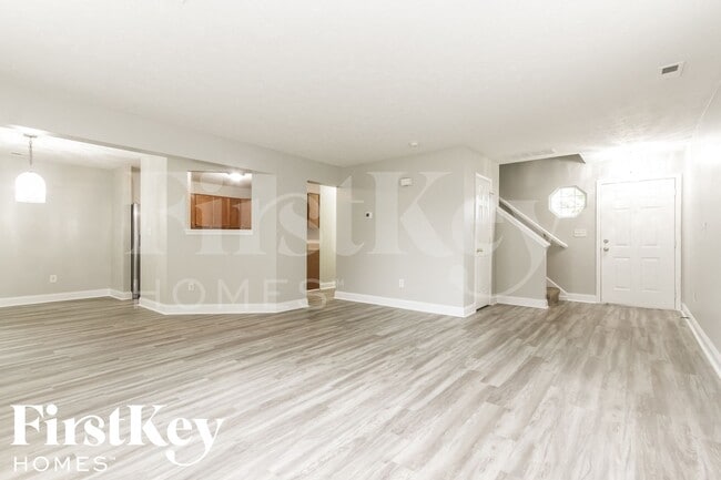 10431 Wintergreen Way in Indianapolis, IN - Foto de edificio - Building Photo