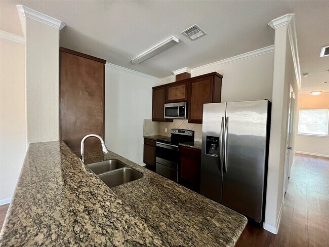 1010 N Colbert St in Dayton, TX - Foto de edificio - Building Photo