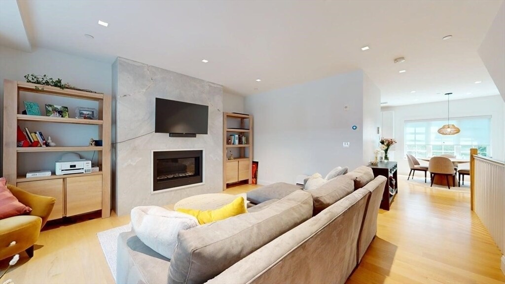 21 Crowninshield Rd in Brookline, MA - Building Photo