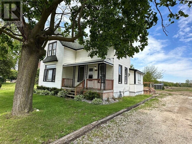 2681 Front Rd in Windsor, ON - Building Photo - Building Photo