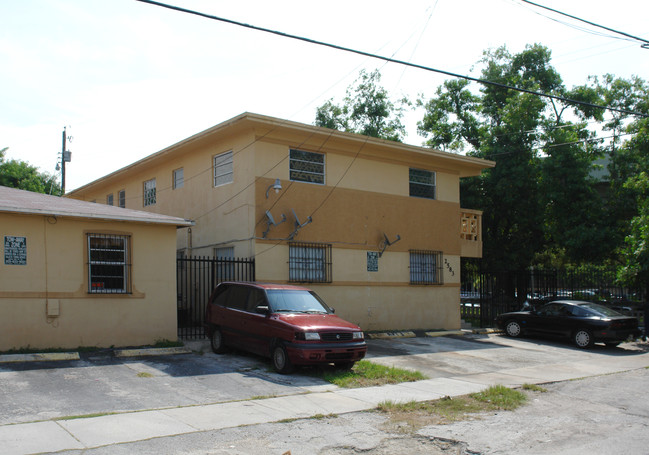 2571 SW 21st Ave in Miami, FL - Foto de edificio - Building Photo