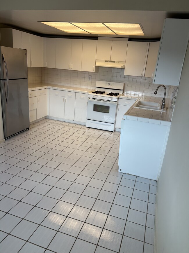 15116 S Raymond Ave, Unit 108 in Gardena, CA - Foto de edificio - Building Photo