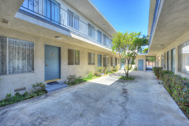 12939 Bonaparte Ave in Los Angeles, CA - Building Photo - Building Photo