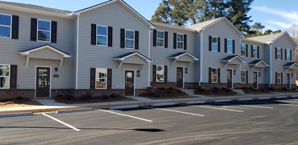 McClure Springs Townhomes in Oakwood, GA - Building Photo