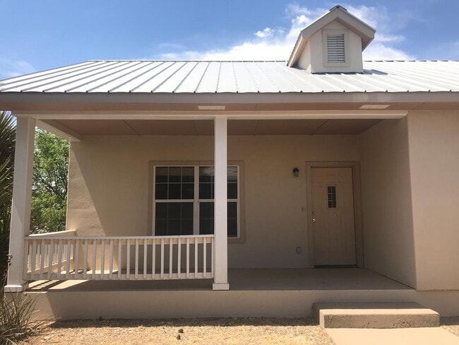 property at 905 W Eagle Pass St