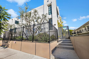 7135 Santa Monica Blvd in West Hollywood, CA - Building Photo - Building Photo