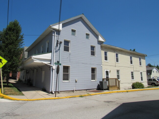 132 Main St, Unit Apt. #1 in York Springs, PA - Foto de edificio - Building Photo