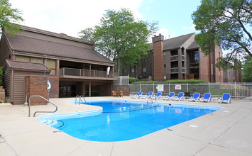 Lake Candlewood Apartments in Omaha, NE - Building Photo - Building Photo