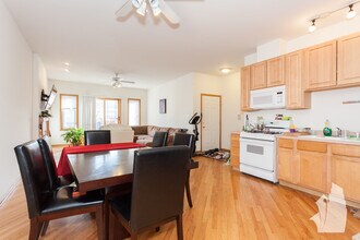 1448 W Chicago Ave, Unit 3 in Chicago, IL - Foto de edificio - Building Photo