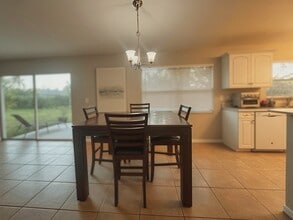822 Nicholas Pky W in Cape Coral, FL - Foto de edificio - Building Photo