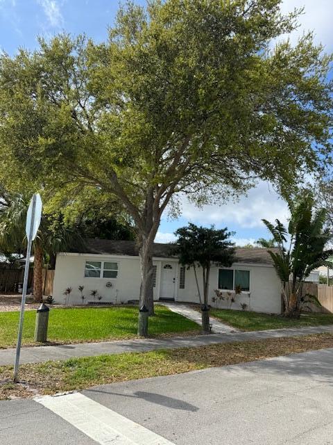 1062 NE Rio Ave in Jensen Beach, FL - Building Photo - Building Photo