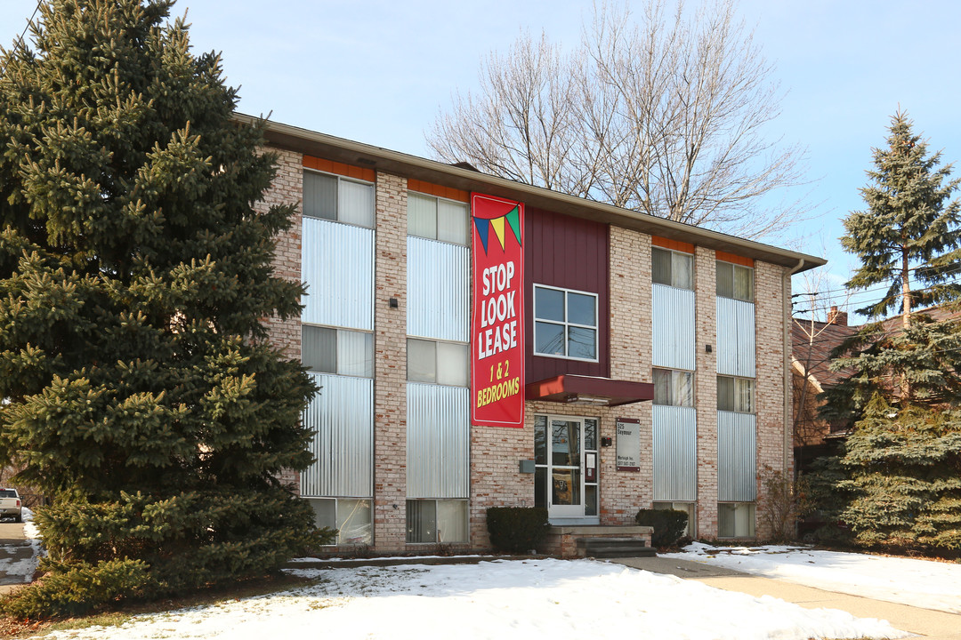 Seymour Manor Apartments in Lansing, MI - Foto de edificio