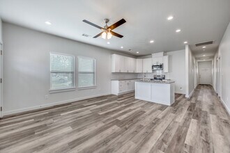 924 W Collins St in Denison, TX - Building Photo - Building Photo