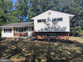6327 Willowood Ln in Alexandria, VA - Building Photo