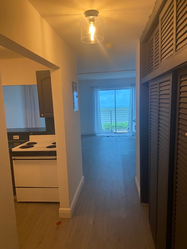 1441 Lincoln Rd, Unit 210 in Miami Beach, FL - Building Photo - Building Photo