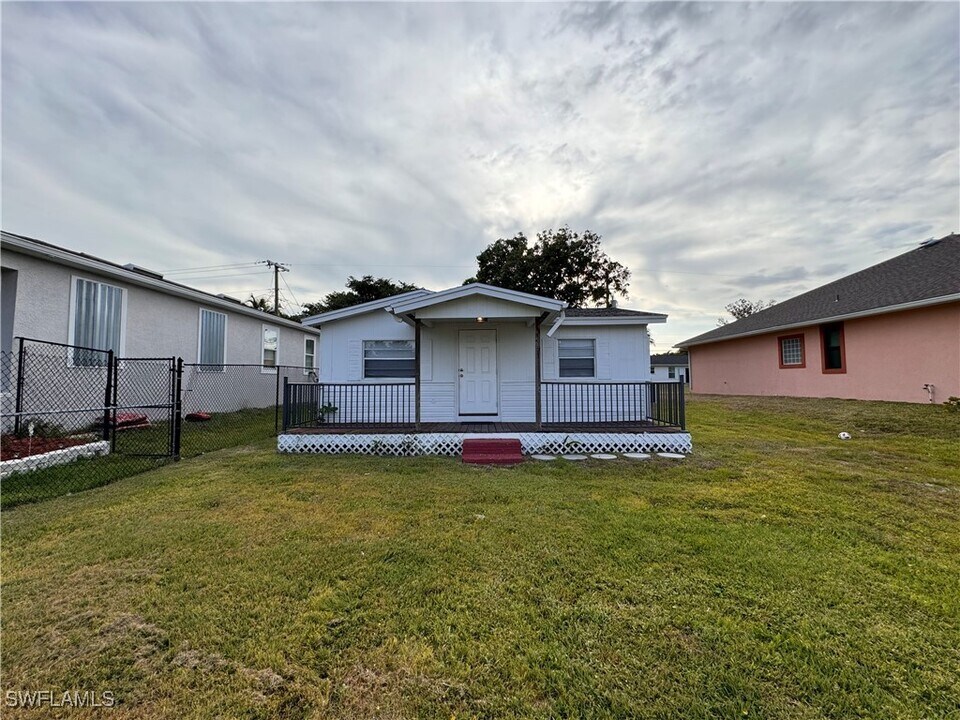 15344 Wall Dr in Ft. Myers, FL - Building Photo